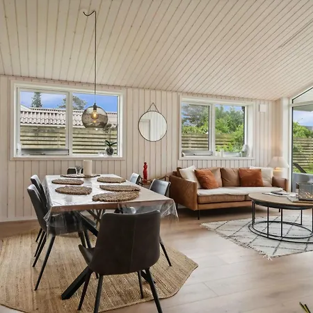 Cosy Summerhouse Near The Waterfront Stroby