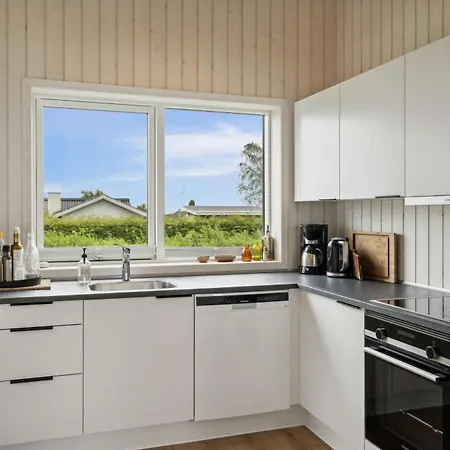 Cosy Summerhouse Near The Waterfront *