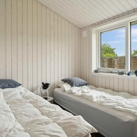 Cosy Summerhouse Near The Waterfront Stroby