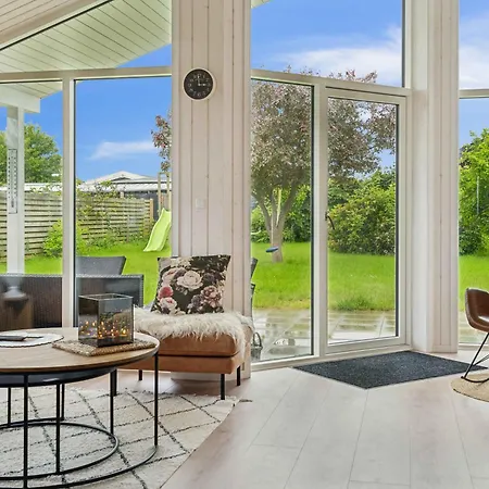 Cosy Summerhouse Near The Waterfront Дом отдыха Stroby