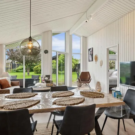 Cosy Summerhouse Near The Waterfront *