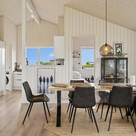 Feriehus Cosy Summerhouse Near The Waterfront Strøby Ladeplads