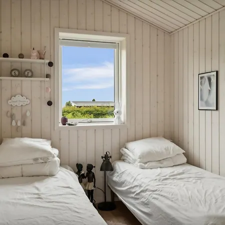 Feriehus Cosy Summerhouse Near The Waterfront