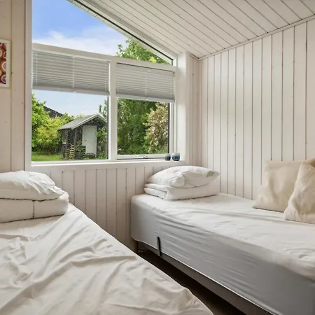 Cosy Summerhouse Near The Waterfront *