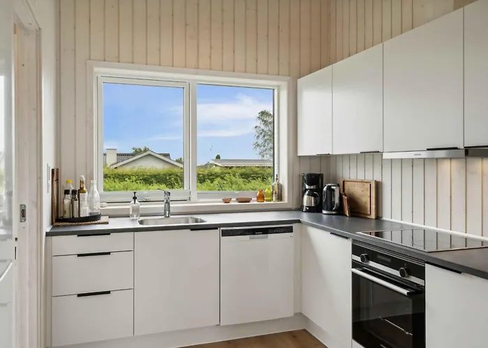 Cosy Summerhouse Near The Waterfront *