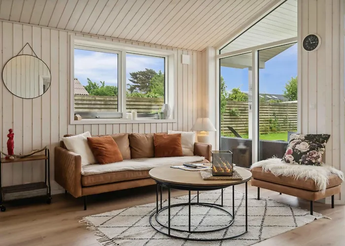 Cosy Summerhouse Near The Waterfront