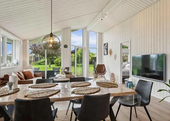 Cosy Summerhouse Near The Waterfront *
